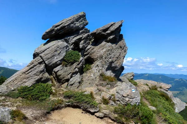 Schöne Aussicht Auf Bergige Landschaft Mit Bewölktem Himmel — Stockfoto