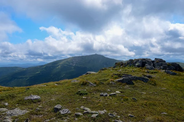 Prachtig Uitzicht Bergachtig Landschap Met Bewolkte Lucht — Stockfoto