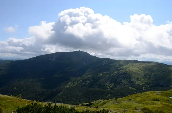 Prachtig Uitzicht Bergachtig Landschap Met Bewolkte Lucht — Stockfoto