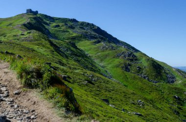 Tepedeki mimarinin manzarası güzel bir dağ manzarası. 