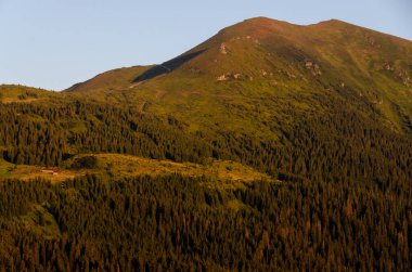 Güzel dağlık manzaranın manzarası 