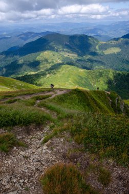 Yürüyüşçülerle güzel dağ manzarası