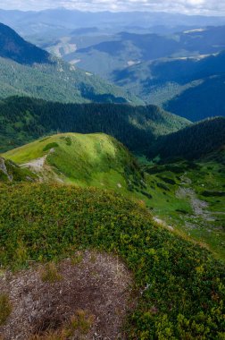 Bulutlu gökyüzü ile dağlık manzaranın güzel manzarası