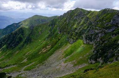 Bulutlu gökyüzü ile dağlık manzaranın güzel manzarası