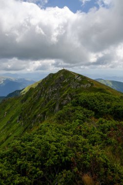 Bulutlu gökyüzü ile dağlık manzaranın güzel manzarası