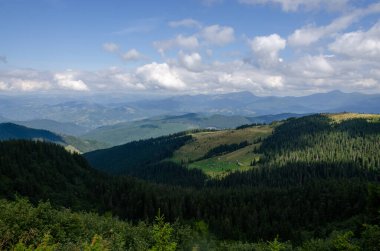 Bulutlu gökyüzü ile dağlık manzaranın güzel manzarası