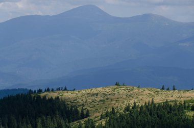 Bulutlu gökyüzü ile dağlık manzaranın güzel manzarası