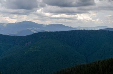 Bulutlu gökyüzü ile dağlık manzaranın güzel manzarası