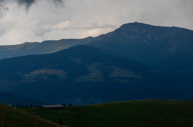 Bulutlu gökyüzü ile dağlık manzaranın güzel manzarası