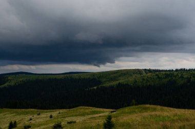 Bulutlu gökyüzü ile dağlık manzaranın güzel manzarası