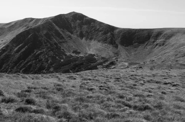 Vista Panorámica Del Hermoso Paisaje Montañoso Blanco Negro — Foto de Stock