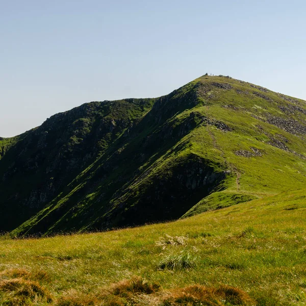 Schilderachtig Uitzicht Architectuur Heuveltop Bij Prachtig Bergachtig Landschap — Stockfoto