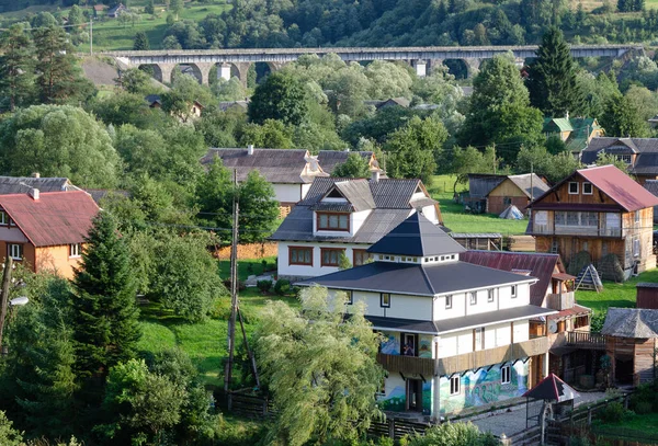 Dorfgebäude Tal Mit Viel Grün Umgeben — Stockfoto