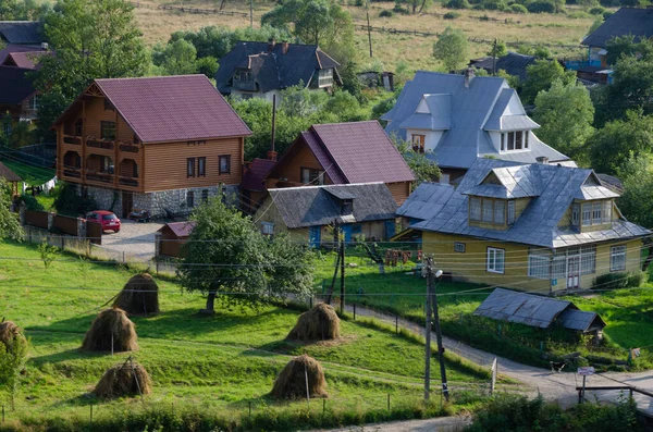 Bâtiments Village Vallée Entourés Verdure — Photo