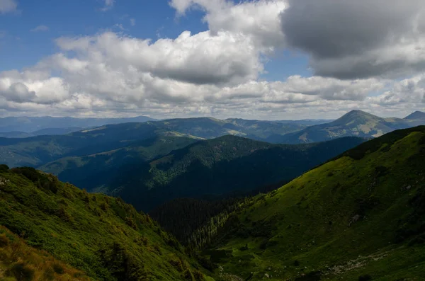 Krásný Výhled Horskou Krajinu Oblačnou Oblohou — Stock fotografie