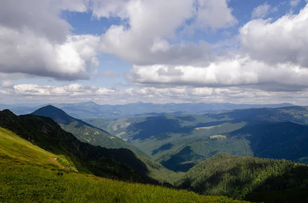 Hermosa Vista Del Paisaje Montañoso Con Cielo Nublado — Foto de Stock