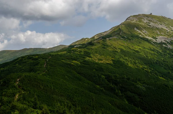 Красивий Вид Гірський Пейзаж Хмарним Небом — стокове фото