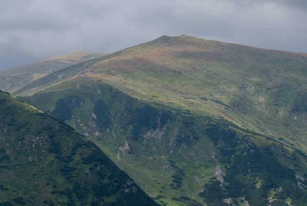 Prachtig Uitzicht Bergachtig Landschap Met Bewolkte Lucht — Stockfoto