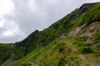 Bulutlu gökyüzü ile dağlık manzaranın güzel manzarası