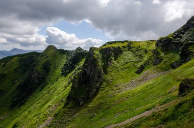 Bulutlu gökyüzü ile dağlık manzaranın güzel manzarası
