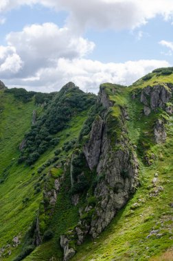 Bulutlu gökyüzü ile dağlık manzaranın güzel manzarası