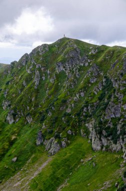 Bulutlu gökyüzü ile dağlık manzaranın güzel manzarası