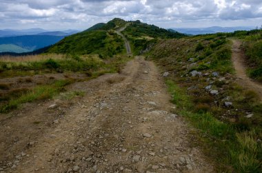 Bulutlu gökyüzü ile dağlık manzaranın güzel manzarası