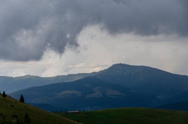 Bulutlu gökyüzü ile dağlık manzaranın güzel manzarası
