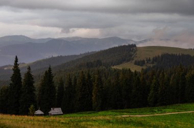 Bulutlu gökyüzü ile dağlık manzaranın güzel manzarası