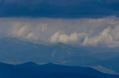 Bulutlu gökyüzü ile dağlık manzaranın güzel manzarası