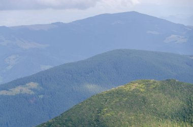 Bulutlu gökyüzü ile dağlık manzaranın güzel manzarası