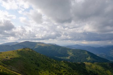 Bulutlu gökyüzü ile dağlık manzaranın güzel manzarası