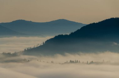 Düşük bulutlu dağlık manzaranın güzel manzarası