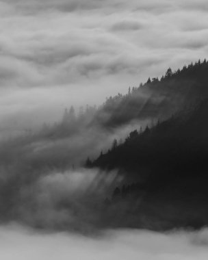 Düşük bulutlu dağlık manzaranın güzel manzarası