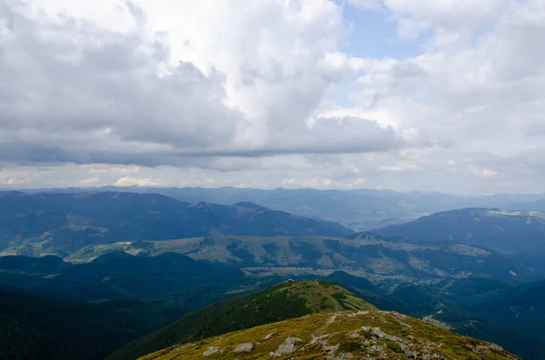 Bella Vista Sul Paesaggio Montuoso Con Cielo Nuvoloso — Foto Stock