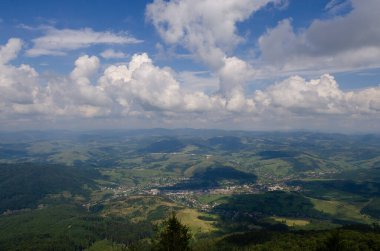 Bulutlu gökyüzü ile dağlık manzaranın güzel manzarası