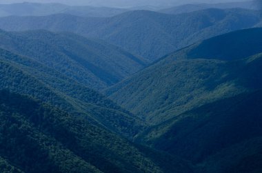 Güzel dağlık manzaranın manzarası 