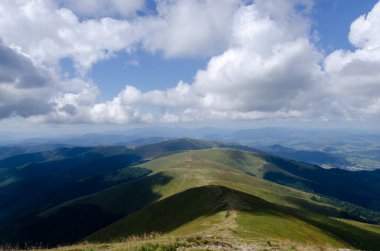 Bulutlu gökyüzü ile dağlık manzaranın güzel manzarası