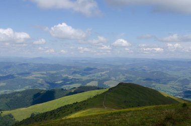 Bulutlu gökyüzü ile dağlık manzaranın güzel manzarası
