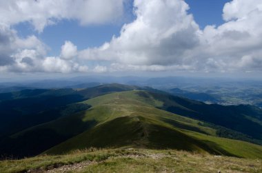 Bulutlu gökyüzü ile dağlık manzaranın güzel manzarası