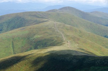 Bulutlu gökyüzü ile dağlık manzaranın güzel manzarası