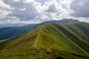 Bulutlu gökyüzü ile dağlık manzaranın güzel manzarası