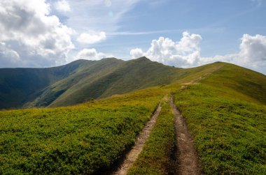 Bulutlu gökyüzü ile dağlık manzaranın güzel manzarası