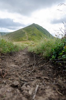 Bulutlu gökyüzü ile dağlık manzaranın güzel manzarası