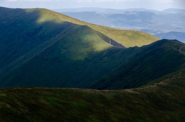 Bulutlu gökyüzü ile dağlık manzaranın güzel manzarası
