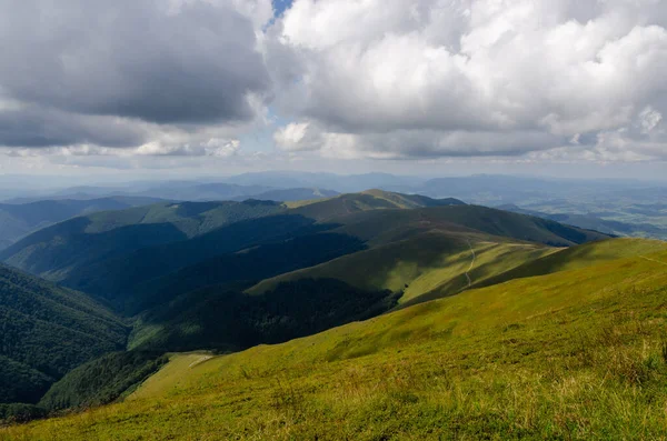 Hermosa Vista Del Paisaje Montañoso Con Cielo Nublado — Foto de Stock