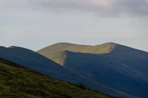 Prachtig Uitzicht Bergachtig Landschap Met Bewolkte Lucht — Stockfoto