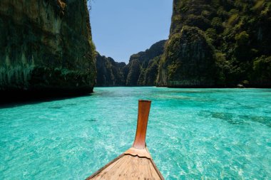 Cennetle olmak için güzel, kristal mavisi bir göle giriyorum.