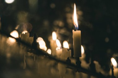 Uyum içinde mumlar, karanlığın içindeki birlikteliği birlikte özel bir ışık yaratarak gösteriyor.