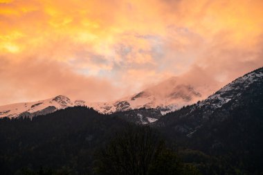 Avusturya 'nın güzel karlı dağlarının üzerinde gün batımı